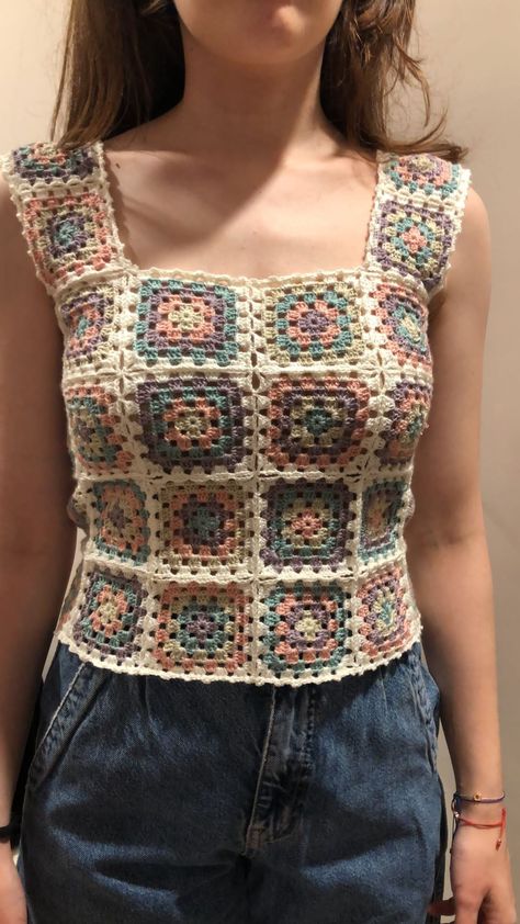 Vest Ideas, Friends Birthday Gift, Granny Square Sweater, Boho Style Tops, Crochet Vest Pattern, Crochet Ladies Tops, Crochet Granny Square, Granny Squares Pattern, Crochet Cardigan Pattern