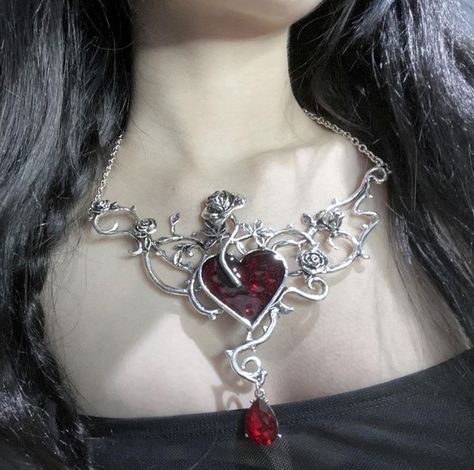 Vampire Accessories Aesthetic, Vampire Aesthetic Jewelry, Romantic Goth Jewelry, Vamp Jewelry, Victorian Vampire Outfit, Y2k Pfp Insta, Y2k Profile Pic, Painting Ideas Y2k, Y2k Outfits Party