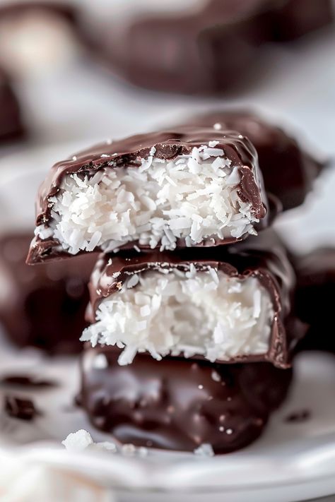 Homemade Mounds Bars Homemade Mounds, Mounds Bars Recipe, Mounds Bars, Mounds Bar, Homemade Candy Bars, Coconut Candy, Coconut Bars, Fudge Easy, Bar Recipe