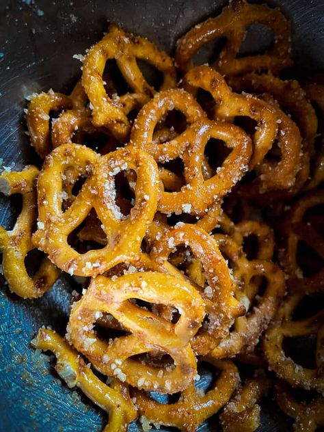 Spicy Parmesan Pretzels - Cook Fast, Eat Well Parmesan Pretzels, Flavored Pretzels, Recipes Easy Dessert, Spicy Pretzels, Popular Desserts Recipes, Gluten Free Pretzels, Pasta Sauce Homemade, Food Fast, Frozen Green Beans