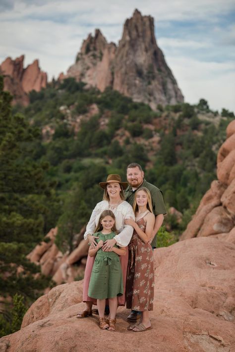 Colorado Family Vacation Photos Photography by Katie Corinne Photography Colorado Springs is home to Garden of the Gods, one of the best locations for Colorado family vacation photos. Your photos will be stunning. Family Photos At Garden Of The Gods, Garden Of The Gods Family Photos, Colorado Family Photos, Colorado Family Vacation, Outdoor Family Photography, Vacation Photography, Chose Outfit, Family Photoshoot Outfits, Practice Outfits