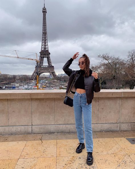 Emma Chamberlain Outfit, Emma Chamberlain Outfits, Paris Photoshoot, Emma Style, Cherry Baby, Emma Chamberlain, Fits Inspo, Photoshoot Inspo, Winter Fits