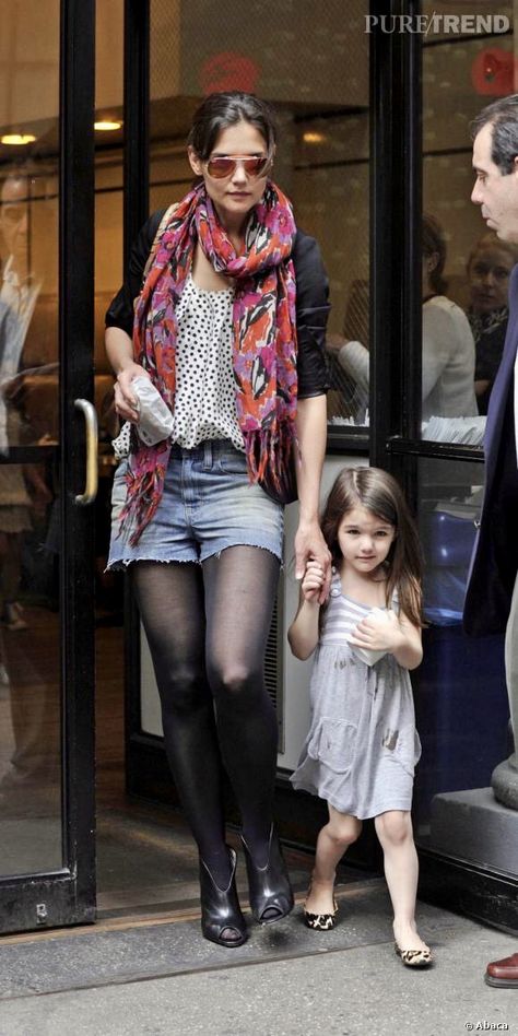 Katie Holmes Street Style Katie Holmes Street Style, Kate Holmes, Katie Holmes Style, Suri Cruise, Katie Holmes, French Fashion, Mom Style, Best Mom, Plaid Scarf