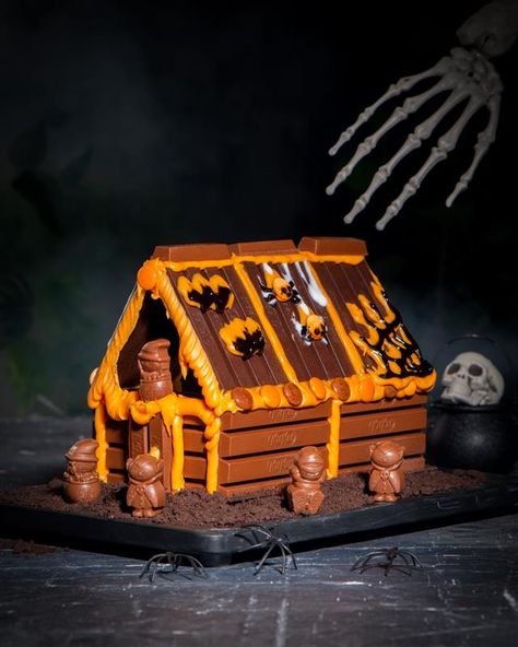 Edible Haunted House Diy, Haunted House Cake Ideas, Kitkat House, Graham Cracker House, Haunted House Cake, Cracker House, Baking Challenge, Haunted House Diy, Kit Kat Bars