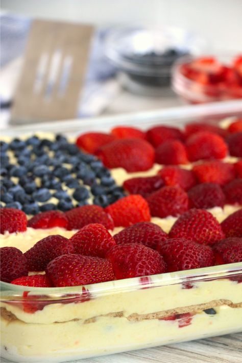 Patriotic Icebox Cake - A patriotic-themed no-bake cake with layers of graham crackers, pudding, Cool Whip and fresh fruit topping. #bitzngiggles #iceboxcake #cake #nobake #4thofjuly #patriotic #dessert #MemorialDay #LaborDay 4th Of July Pudding Dessert, 4th Of July Desserts Cake, Vanilla Pudding Desserts, Desserts Fourth Of July, Flag Desserts, Graham Cracker Dessert, Cool Whip Pies, Graham Cracker Cake, Cake With Layers