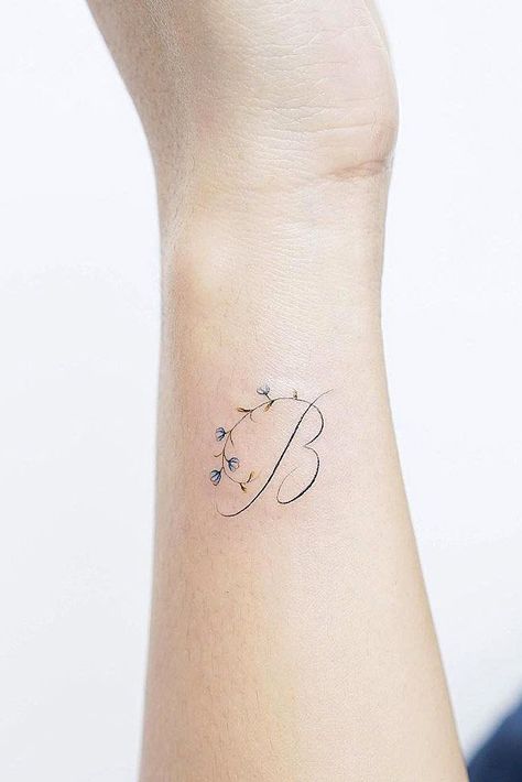 Side Wrist Tattoo With Letter #flowerstattoo #lettertattoo★ Small but meaningful wrist tattoos designs can be explored here. Pick a tiny rose flower or vital words, or some other cute feminine tattoo.★ See more: http://glaminati.com/delicate-wrist-tattoos/ #wristtattoos #wristtattoo #tinytattoo #glaminati #lifestyle White Wrist Tattoos, Feather Tattoo Wrist, Side Wrist Tattoos, Meaningful Wrist Tattoos, Unique Wrist Tattoos, Cute Tattoos On Wrist, Tattoo Diy, Buttercup Flower, Hand Fashion