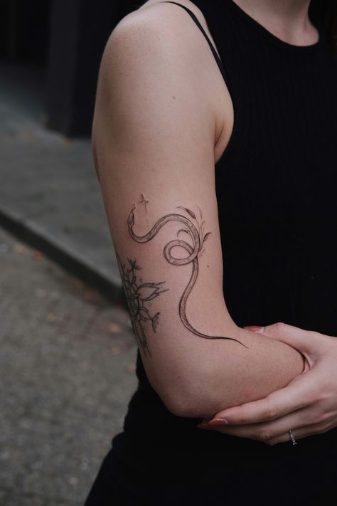 Artist Daria Iatskevich @birdy.ink on instagram #finelinetattoo #reptiletattoo #tattoosnake #armattoo #graphic #blackink #shouldertattoo #serpent #leavestattoo #tattoosketch #inkspiration #Inspired_nature #tattooing #animaltattoo #tattooideas #thinlines #aesthetical Garden Snake Tattoo, Garden Snake, Garden Snakes, Head Tattoo, Snake Tattoo Design, Cute Snake, Head Tattoos, Snake Tattoo, Fine Line Tattoos