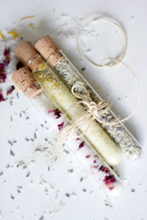 DIY Bath Salts – 3 Ways | http://helloglow.co/moisturizing-diy-bath-salts/ Bath Salts Recipe, Bath Salts Diy, Hello Glow, Moisturizing Bath, Diy Spa, Homemade Bath Products, Bath Salt, Diy Body, Beauty Recipe