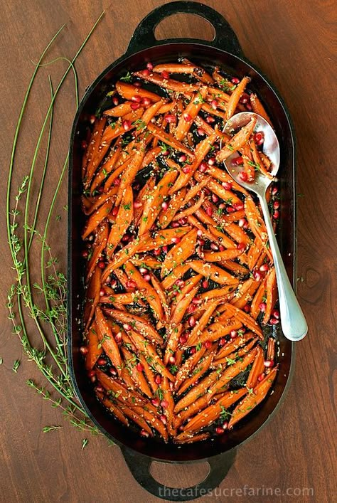 Honey Maple Roasted Carrots - these are like candy, everyone always wants second helpings! This recipe definitely transforms everyday carrots into something spectacular! Maple Roasted Carrots, Carrots Recipe, Healthy Thanksgiving, Thanksgiving Dishes, God Mat, Thanksgiving Sides, Roasted Carrots, Thanksgiving Menu, Thanksgiving Side Dishes