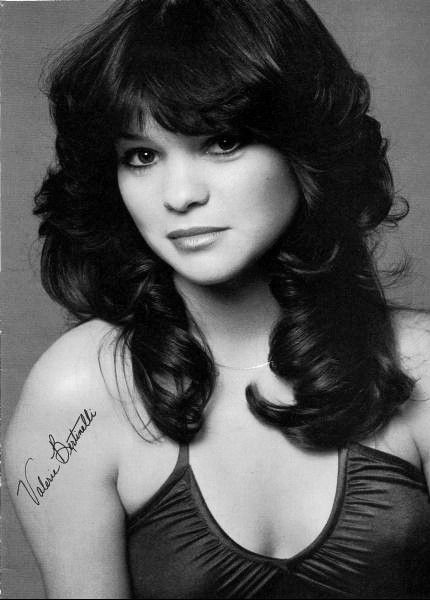 Valerie Bertinelli Young, Valerie Bertinelli, Feathered Hairstyles, Woman Crush, Classic Beauty, Up Girl, Celebrities Female, Cute Hairstyles, Brown Hair