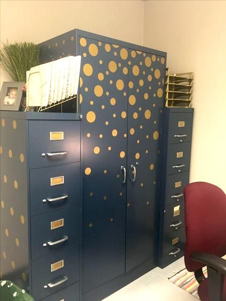 24 Amazing File Cabinet Ideas For Your Classroom File Cabinet Ideas, Classroom Highschool, Bored Teachers, Classroom Decor High School, Ideas For Classroom, Classroom Makeover, High School Classroom, File Cabinets, Middle School Classroom