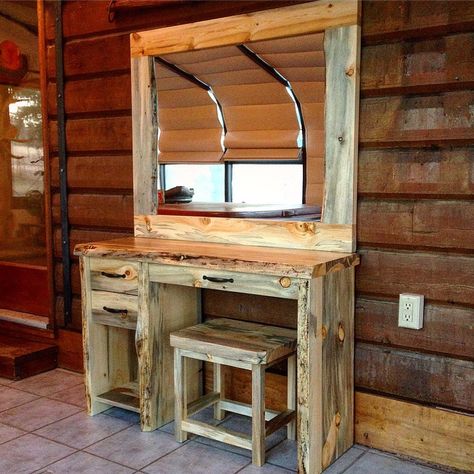 Homemade Vanity Ideas Diy, Rustic Vanity Ideas Bedroom, Rustic Makeup Vanity Ideas, Vanity Diy Bedroom, Vanity Pallet, Diy Makeup Vanity Plans, Makeup Stands, Homemade Vanity, Pallet Vanity