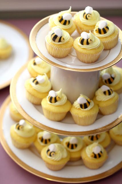 Bee Favors, Daisy Cupcakes, Bee Cupcakes, Baby Shower Souvenirs, Bee Cakes, Honey Wedding, Banana Cupcakes, Bee Baby Shower Theme, Cupcakes Decorados