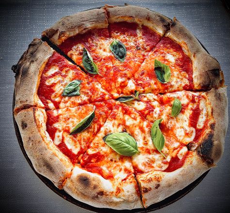 #pizza #margherita #italy #italianfood #napoli #basil Pizza Margherita Napoli, Pizza Margherita, Margherita Pizza, Vegetable Pizza, Italian Recipes, Food Ideas, Basil, Pizza, Italy