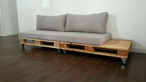 15 Cool DIY Couch Ideas For Indoors And Outdoors Diy Storage Under Bed, Palette Couch, Pallet Daybed, Diy Pallet Couch, Diy Daybed, Diy Pallet Sofa, Pallet Patio Furniture, Pallet Couch, Deco Studio