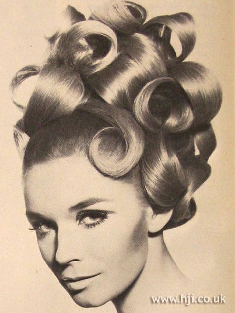 1967 large curls hairstyle 1960s Hairstyles, Portraits Reference, 1960 Hairstyles, 1960s Hair, 60s Hair, Large Curls, Retro Photos, Retro Beauty, Portfolio Ideas