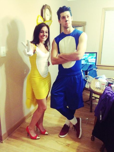 Tails and Sonic Costume DIY Clever Halloween Costumes For Couples, Sonic Costume, Teenage Halloween Costumes, Couples Costumes Creative, Meme Costume, Halloween Costumes Diy Couples, Funny Couple Costumes, Costumes For Couples, Unique Couple Halloween Costumes