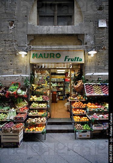 Traditional grocery store selling fruit and vegetable seen from front in a side street of the heart of Florence (Firenze), Tuscany, Italy, Southern Eu... Fruit Stall, Fruit And Veg Shop, Vegetable Shop, Grocery Store Design, Supermarket Design, Desain Pantry, Fruit Shop, Fruit Storage, Farm Market