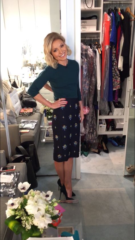 Kelly Ripa in a green cashmere long sleeve sweater and sparkly skirt from J Crew. LIVE with Kelly and Michael Fashion Finder Kelly Ripa Style, Sparkly Skirt, Casual Fall Outfit, Kelly Ripa, Casual Skirt Outfits, Fall Outfit Ideas, Style Finder, Summer Work Outfits, Trending Fashion Outfits