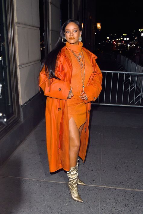 Rihanna Fashion, Looks Rihanna, Week Outfits, Rihanna Outfits, Body Hugging Dress, Monochromatic Fashion, Fashion Week Outfit, Long Slip Dress, Burberry Coat