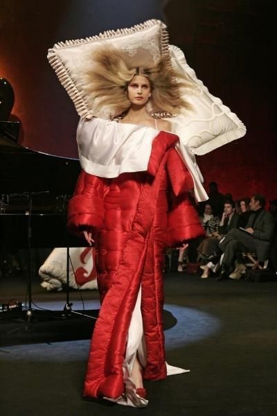 "The Walking Bed"  costume to make Square Magazine, Victor And Rolf, Costume Carnaval, Bed Hair, Fashion Fail, Weird Fashion, Picture Day, Viktor & Rolf, صور مضحكة