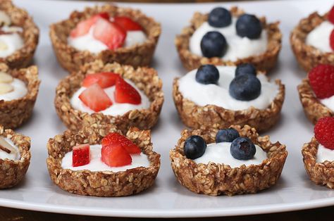 These Oatmeal Parfait Cups Are Great Breakfast Bites Oatmeal Parfait, Vanilla Protein Pancakes, Dairy Free Chocolate Cake, Oatmeal Yogurt, Parfait Cups, Banana Bread Muffins, Dessert Simple, Yogurt And Granola, Breakfast Bites