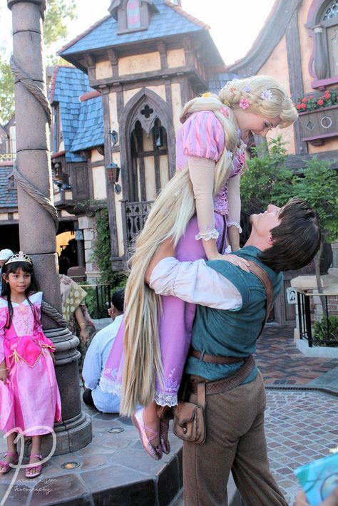 Tangled Cosplay (if they're face characters at Disneyland, I wonder how many times a day Flynn has to lift Rapunzel like that) . . . Tangled Cosplay, Disney Parque, Rapunzel And Flynn, Tema Disney, Rapunzel And Eugene, Foto Portrait, Disney Face Characters, Flynn Rider, Tangled Rapunzel