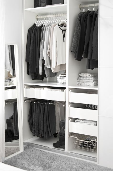 Marie Condo Ideas, Simple Wardrobe Design Small Spaces, Minimal Wardrobe Minimalist Closet, Minimal Closet Design, Simple Wardrobe Design, Marie Condo, Reorganize Bedroom, Small Closet Design, Organize Closet Space