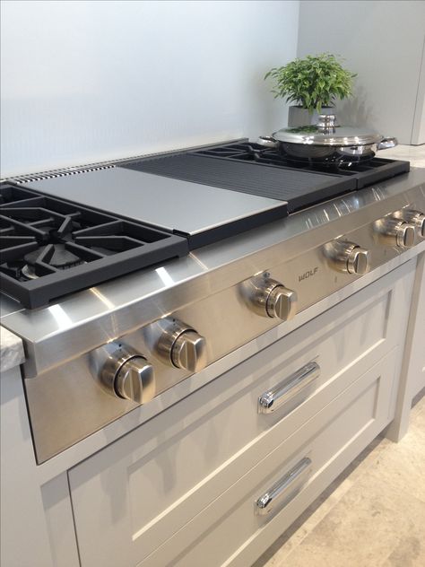 Sub Zero Wolf Range Cook top on display at our showroom. Stove Top With Griddle, Wolf Stove Top, Range Top Kitchen, Wolf Range 36", Wolf Range Kitchen, Kitchen Range Ideas, Stove With Griddle, Wolf Range, Wolf Appliances