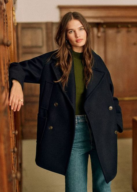 Sacha Coat - Navy  - Recycled wool - Sézane Tomboy Stil, Navy Wool Coat, Navy Outfit, Navy Coat, Denim T Shirt, Neue Outfits, Fall Winter Wardrobe, Tomboy Fashion, Pea Coat