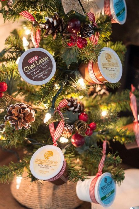 How to Make a K-Cup Christmas Tree With Reusable Ornament Hangers Christmas Tree Inspiration Simple, Cup Ornaments, Ornament Hangers, Christmas Ideas For Boyfriend, Small Christmas Tree, Coffee Christmas, Coffee Tree, Farmhouse Style Christmas, Kitchen Christmas