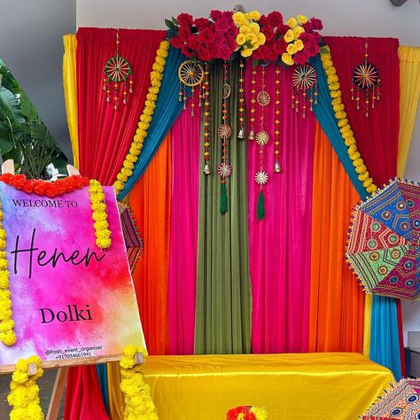 Mayun Decor Stage Decorations, Wedding Mayra Decoration, Mehndi Backdrop Decor, Garba Night Decoration Ideas, Rangoli For Marriage Function, Mehendi Ceremony Decor, Dolki Night Decor At Home, Mehndi Setup Decor At Home, Dolki Night Decor