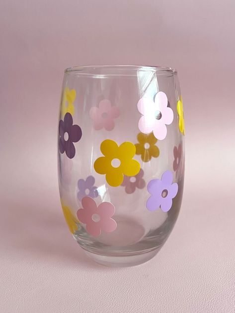 Stemless wine glass style cup with pastel pink, purple, and yellow flowers cut from Cricut permanent vinyl Wine Glass Cricut, Vinyl On Glass, Purple And Yellow Flowers, Wine Glass Sayings, Flowers Wine, Wine Glass Cup, Idee Cricut, Yellow Cups, Flower Cup