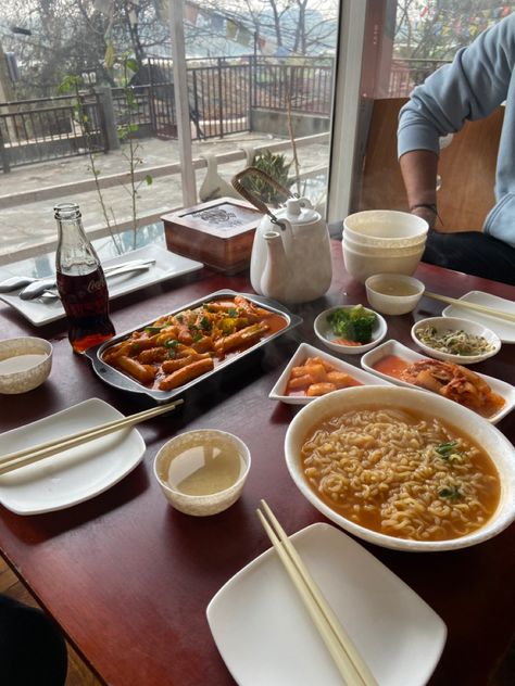 Busan Café Delhi Lunch Korean Aesthetic, Lunch Aesthetic Home, Korean Lunch Aesthetic, Lunch Table Aesthetic, Korean Dinner Aesthetic, School Lunch Aesthetic, Korean School Lunch, Lunch Aesthetic School, School Cafeteria Food