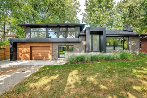 Inside this beautiful renovation of a side split house in Burlington, Ontario 1960 Split Level Remodel Exterior, Split Level Modern House, Austin Flipsters, Modern Split Level Exterior, Modern Home Designs, Mid Century Modern Exterior, Burlington Ontario, Contemporary House Exterior, Modern Renovation