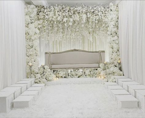 Top 300+ All White Wedding Reception Ideas Pelamin All White, Pelamin Simple Elegant, Pelamin Akad Nikah, White Wedding Reception Ideas, Pelamin Rumah, All White Wedding Reception, Dekor Akad, Pelamin Nikah, White Wedding Reception