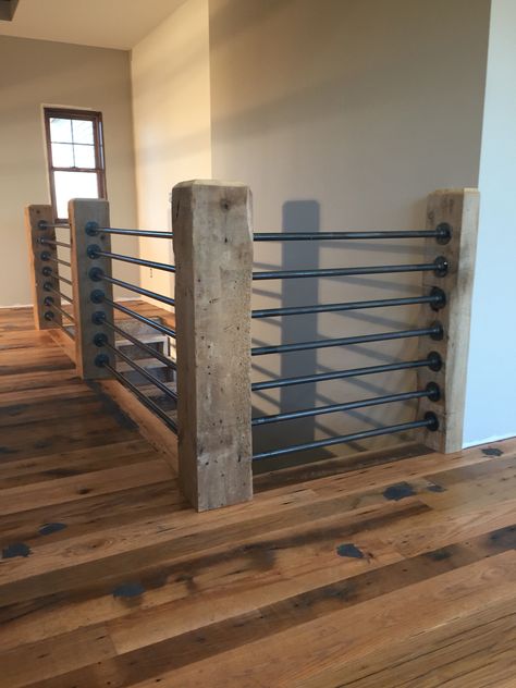 Rampe d'escalier Basement Railing, Stairway Remodel, Porch Rails, Diy Stair Railing, Stairs Railing, Rustic Stairs, Escalier Design, Railings Outdoor, Gas Pipe