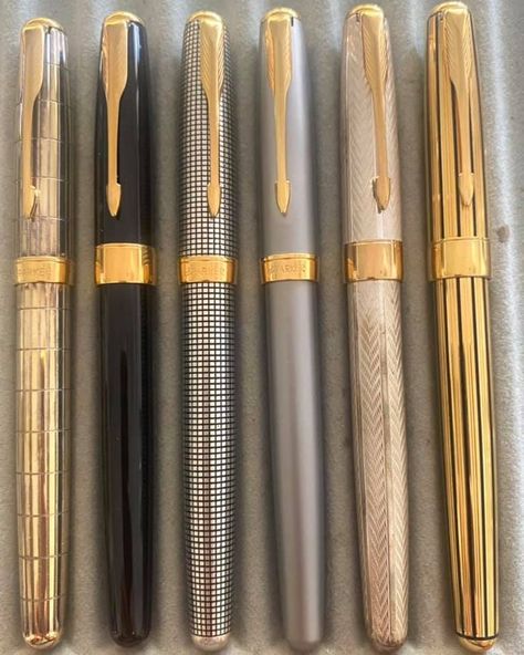 Pen Background, Writing Genres, Elegant Pens, Easy Diy Clothes, Parker Pen, Rustic Desk, Luxury Pens, Pen Collection, Gold Pen