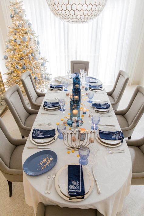 Decorating For Hannukah, Hanukkah Dinner Table Settings, Hannukah Table Decorations, Hanukkah And Christmas Together, Hanukkah Dinner Party, Christmas And Hanukkah Together Decor, Hannakuh Decorations, Chanukah Party Ideas, Chanukah Tablescapes