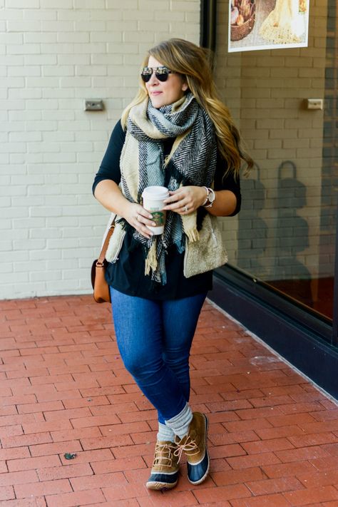 Duck Boots Outfit Plus Size, Short Duck Boots Outfit, Duck Shoes Outfit, Boots Outfit Rainy Day, Duck Boots Outfit Rainy Day, Duck Boot Outfit Ideas, Duck Boots Outfit Fall, Sperry Duck Boots Outfit, Styling Duck Boots