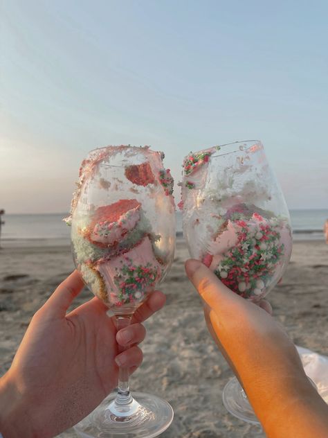 Beach Sweet 16, Beach Picnic Aesthetic, Wine Glass Cake, Birthday At The Beach, Beach Picnic Party, Charcuterie Picnic, Picnic Pictures, Picnic On The Beach, Beach Cake