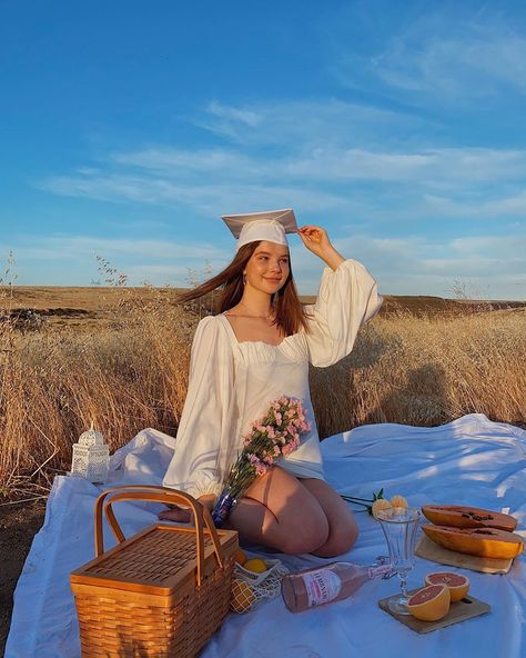 Ellie Thumann on Instagram: “my last day of high school!!!! had to celebrate Thumann style.... another picnic......” Tennis Skirt Outfit Aesthetic, Last Day Of High School, Ellie Thumann, Picnic Photography, Grad Photoshoot, My Last Day, Pose Fotografi, Summer Photoshoot, Graduation Photoshoot