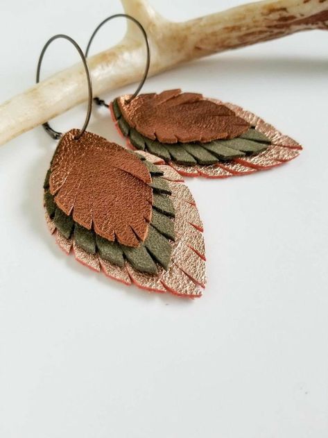 Cricut Jewelry, Diy En Cuir, Leather Feather Earrings, Cricut Earrings, Diy Leather Earrings, Leather Jewelry Diy, Earrings Feather, Leather Jewellery, Faux Leather Earrings