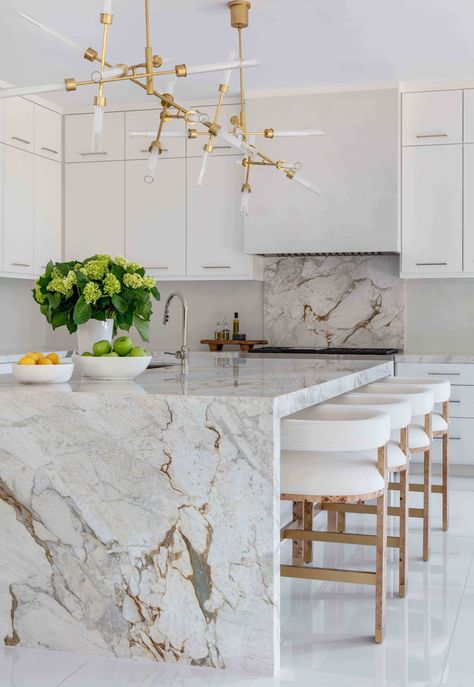 Sandringham | Talbot Cooley Interiors Marble Kitchen Island, Marble Island, Sopot, Transitional Kitchen, Kitchen Marble, Counter Tops, Küchen Design, Kitchen Styling, Kitchen Room