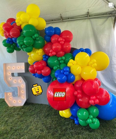 Lego Party Backdrop Diy, Lego Birthday Party Balloon Arch, Lego Birthday Party Balloons, Lego Theme Decorations, Lego Birthday Balloons, Lego Superhero Birthday Party, Lego Birthday Backdrop, Lego Balloon Arch, Lego Party Backdrop