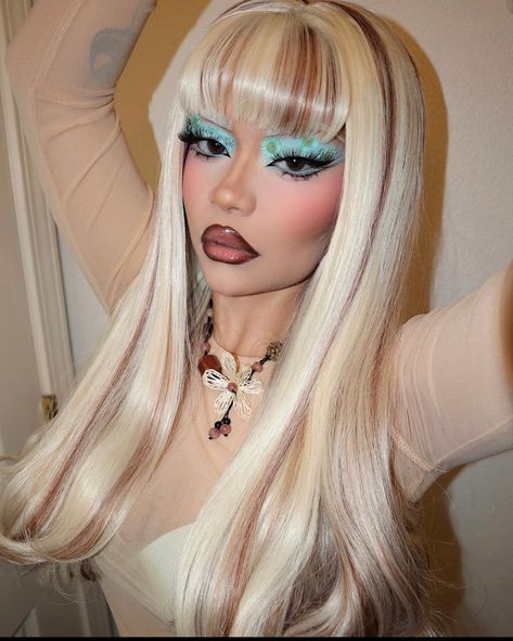 Soft Drag Makeup, Light Blue Eye Makeup, Princess Makeup Looks, Bratz Hairstyles, Summer Makeup Ideas, Y2k Hairstyles, Graphic Eyeliner, Dyed Hair Inspiration, Cool Makeup Looks