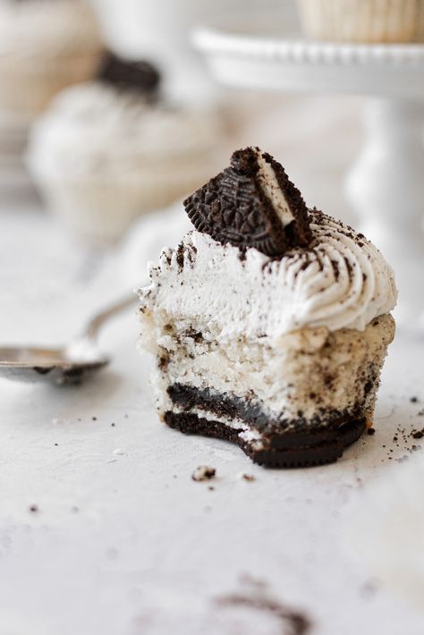 Oreo Filled Cupcakes, High Altitude Cookies, Cookies And Creme Cupcakes, Oreo Cookie Cupcakes, Oreo Cupcake Recipe, Creme Cupcake, Pretty Sweets, Cookies And Cream Cupcakes, Cupcakes Oreo