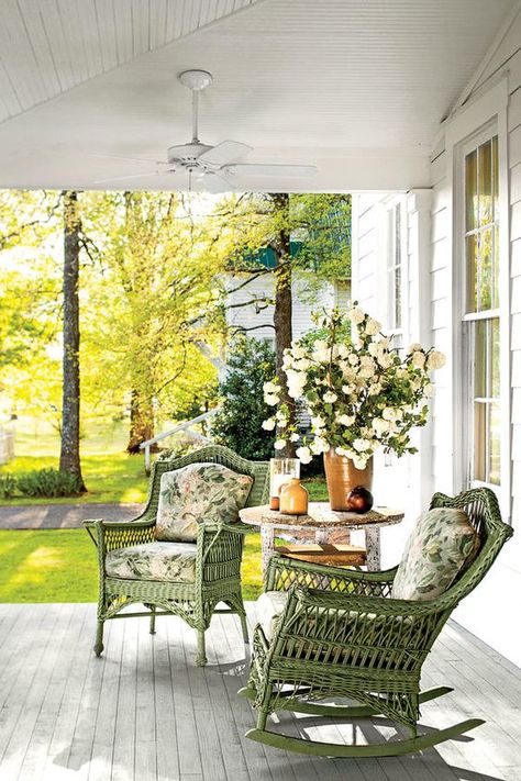 Wicker Porch Furniture, Farmhouse Front Porch Decor, Small Porch Ideas, Veranda Design, Southern Porches, Vibeke Design, Cottage Porch, Rocking Chair Porch, Building A Porch