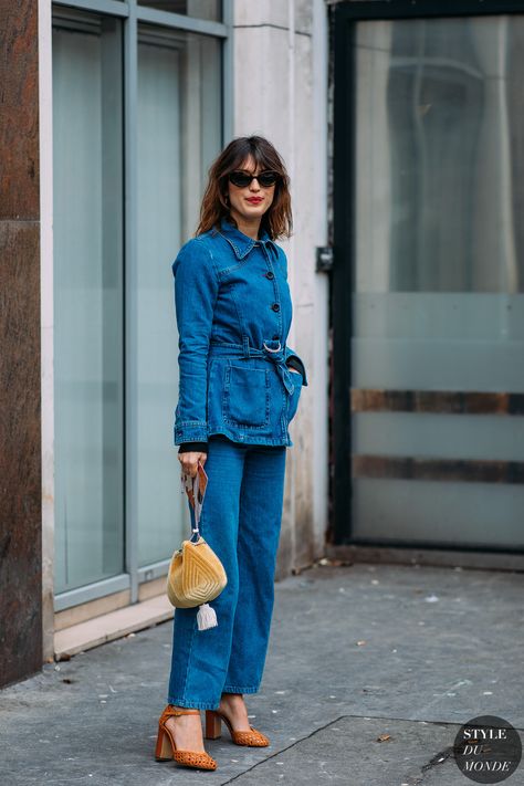 Paris FW 2018 Street Style: Jeanne Damas - Total jeans #totaljeans #alljeans #denim  #moda #modamujer #modafeminina #modaderua #streetstyle #streetfashion #streetwear #fashion #fashionblog #look #looks #lookdodia #lookoftheday #outfits #outfitideas #outfitoftheday #ootd Looks Total Jeans, Jeanne Damas Style, Cute Pouch, Chic French Style, Moda Do Momento, Looks Jeans, Style Parisienne, Emerging Designers Fashion, Colorful Outfits