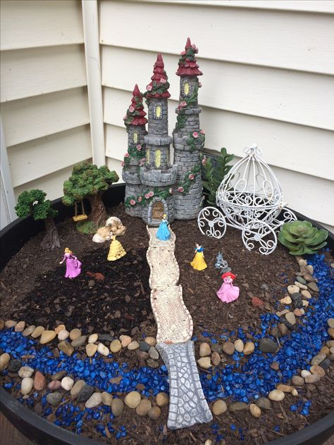 My Disney Princess themed fairy garden :) Pretty Backyard, Miniature Garden Design, Diy Miniature Garden, Miniature Garden Decor, Christmas Fairy Garden, Disney Garden, Balkon Decor, Fairy Garden Designs, Fairy Garden Crafts